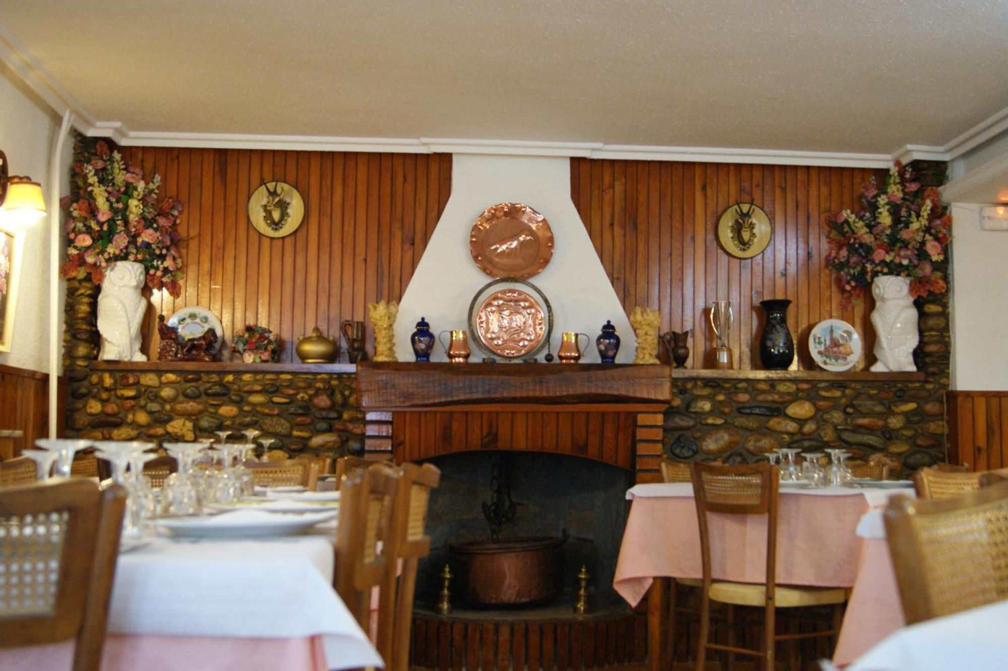 Hostal Pirineos Meliz Bielsa Bagian luar foto